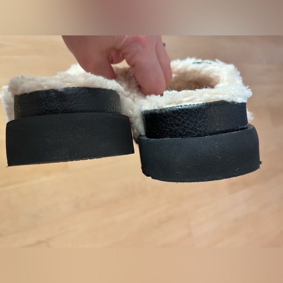 UGG Fuzz Sugar Cross Slide size 7 - Picture 7 of 11